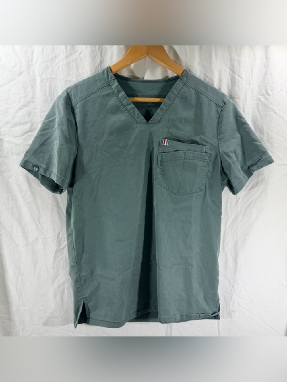 The Mediclo Scrub Set in Sage Green is a unisex medical scrub set.